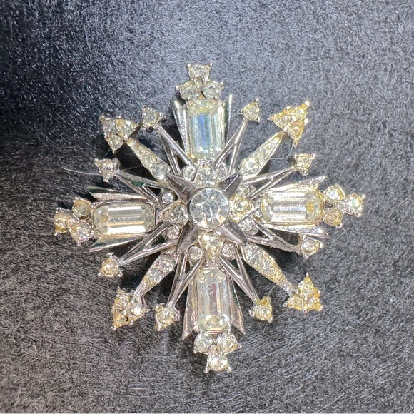 Amazingly Beautiful signed Coro Craft Rhinestone Brooch Starburst - Picture 1 of 4